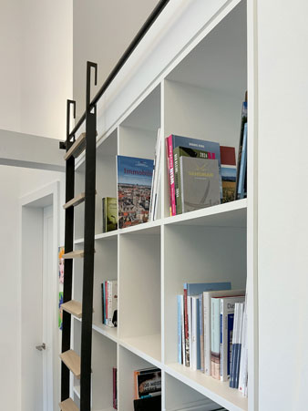 Bibliotheksleiter Stahl und Holzsprossen