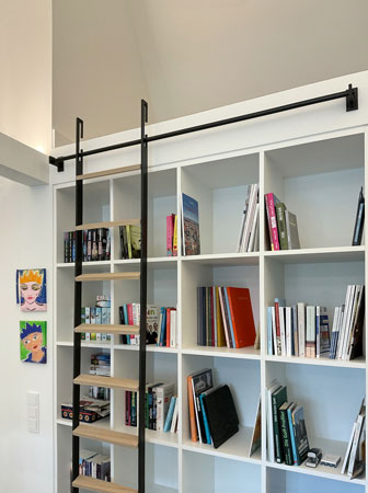 Bibliotheksleiter Stahl und Holzsprossen