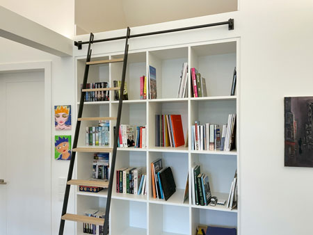 Bibliotheksleiter Stahl und Holzsprossen